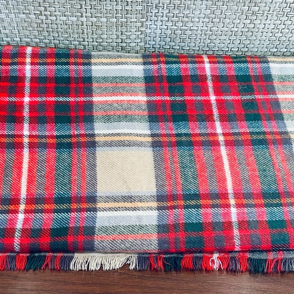 🌟2xHP🌟NWOT Red & Tan Tartan Plaid Large Square Acrylic Scarf Wrap - Picture 6 of 7